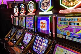 Pengguna bigtogel mengakses layanan taruhan melalui perangkat mobile di lingkungan urban